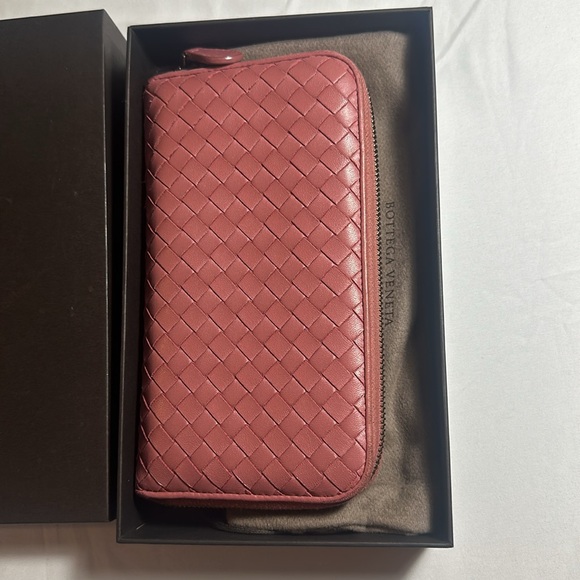 Authentic Bottega Veneta Pink Full inclusion Zip Wallet with box & dust bag. - Picture 12 of 16